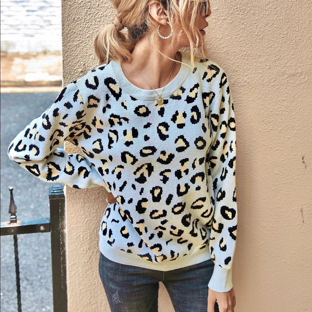 🆕Leopard Print Backless Sweater Light Gray - Picture 3 of 7
